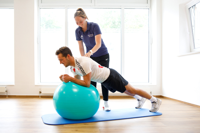 Judith Huber beim Training mit einem Patienten